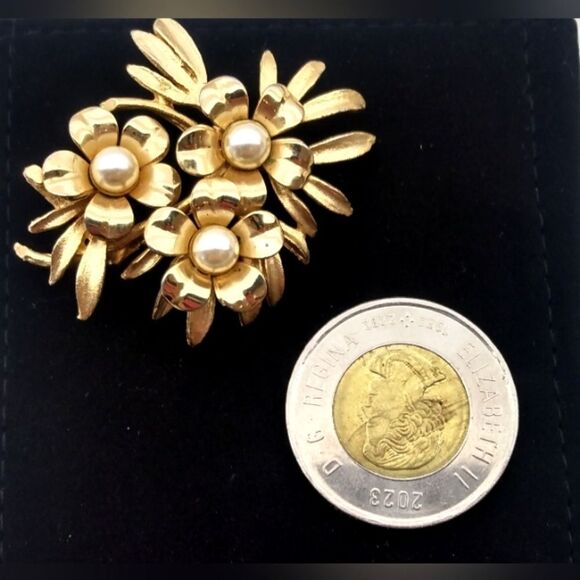 Gold Floral Vintage Flower's With Pearls - Picture 9 of 9